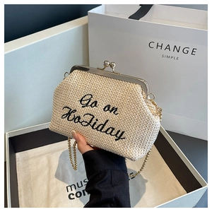 Sac à main chic en paille tressée beige avec broderie Go on Holiday et chaîne dorée