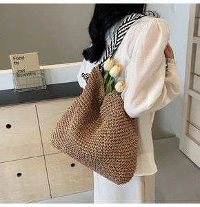 Détail du sac cabas en paille avec bandoulière zébrée montrant une grande capacité