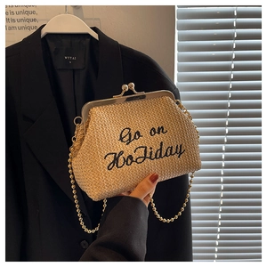Pochette paille tressée beige avec broderie Go on Holiday et chaîne dorée