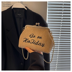 Sac en paille avec broderie Go on Holiday et bandoulière en chaîne dorée chic