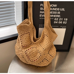 Sac cabas tissé kaki fait main avec motifs de carrés au crochet sur une table en métal