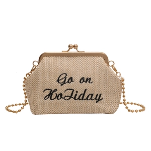 Sac à main en paille tressée avec broderie Go on Holiday et bandoulière en chaîne dorée