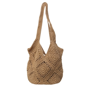 Sac cabas marron au crochet fait main avec motif ajouré et large bandoulière tressée