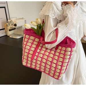 Détail du sac cabas en paille tissée rose et beige avec poignées en cuir et motif en damier