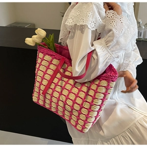 Détail du sac cabas en paille tressée avec motif à carreaux roses et décoration de tulipes