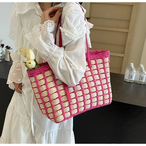 Détail du sac cabas damier tissé main en magenta et beige avec anses en cuir rose