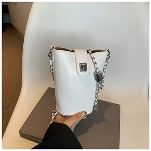 Borsa a secchiello in similpelle bianca con catena d'argento e chiusura a girello