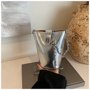 Borsa a secchiello in pelle PU argento metallizzato con tracolla a catena lucida