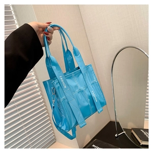 Damen Mode Lackleder Umhängetasche Kontrastnähte Glänzende PU Handtasche Crossbody Tasche Mit Buchstabendruck Urban Style