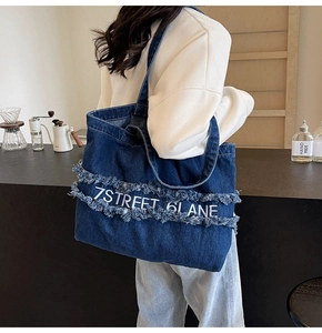 Grand sac cabas en denim avec broderie 7STREET 6LANE et finitions bords effilés
