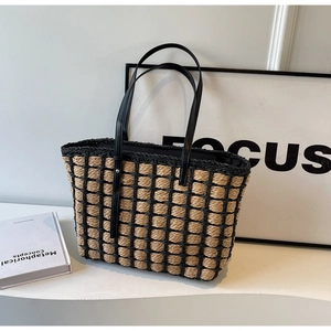 Sac fourre-tout chic en paille tissée avec maille noire et poignées en cuir élégantes