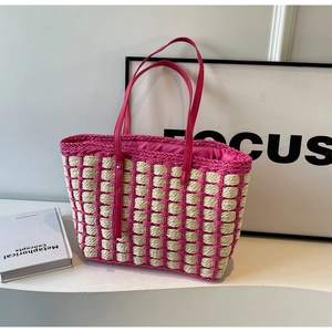 Sac cabas en paille rose et beige avec de longues anses en similicuir