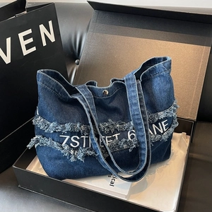 Sac fourre-tout en denim bleu avec bordures effilochées et broderie blanche en coffret