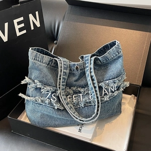 Sac fourre-tout chic en jean bleu avec bords effilochés et broderie style urbain