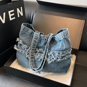 Sac à main en denim bleu classique avec broderie 7SREET LANE blanche et bords effilés