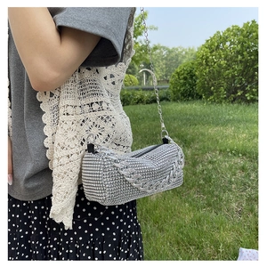 Détail du sac cylindre en strass argenté avec bandoulière en chaîne métallique fine