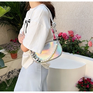 Détail du sac holographique argenté en PU avec chaîne perle cœur et bandoulière nouée