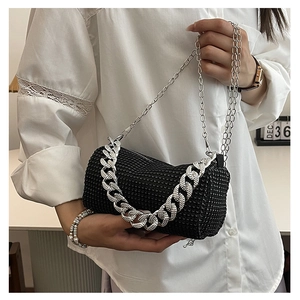 Détail du sac seau noir en strass brillants avec sa bandoulière en chaîne argentée