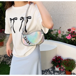 Détail du sac croissant argenté laser avec breloques cœur et chaîne de perles blanches