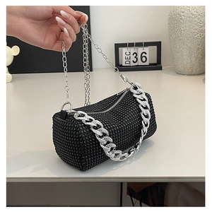 Détail du sac cylindre à strass noirs avec chaîne argentée et bandoulière métallique