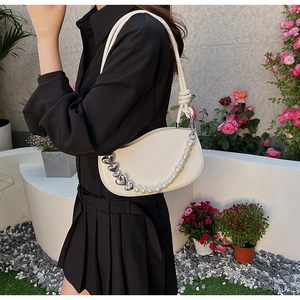 Détail du sac bandoulière en cuir PU blanc avec pendentif cœur et chaîne de perles