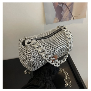 Sac cylindrique en strass argentés avec grosse chaîne et bandoulière métallique fine