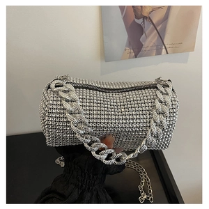 Sac cylindrique en strass argentés avec poignées en chaîne métallique pour soirées chics