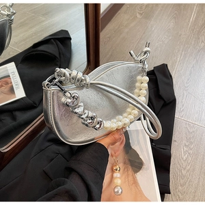 Sac demi-lune chic en PU argenté avec chaîne perles et cœurs et poignée nouée