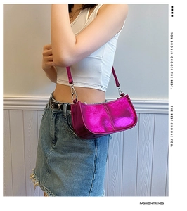 Sac bandoulière punk rose métallisé porté sur modèle avec crochets argentés et cuir brillant