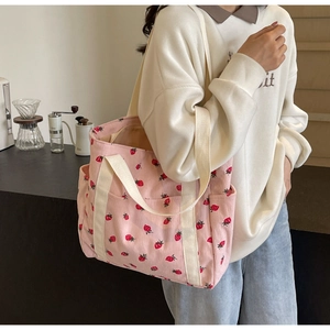 Sac fourre-tout en velours côtelé rose avec imprimé fraise et bandoulières en toile