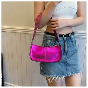 Détail du sac à bandoulière rose métallique avec rivets argentés et doubles coutures