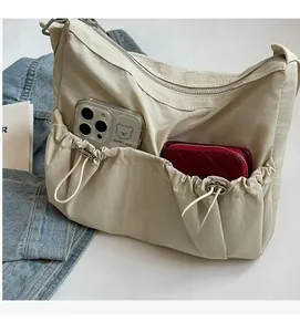 Detailansicht der großen Nylon-Umhängetasche mit vielen Taschen und geräumigem Innenraum