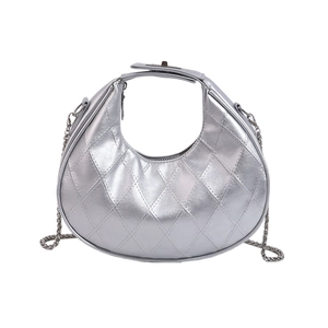 Sac hobo matelassé argenté en forme de lune avec finition métallisée et chaîne