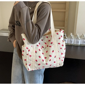 Détail du grand sac cabas en velours côtelé blanc avec imprimé fraises et anse large