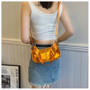 Vue détaillée d'un sac à bandoulière orange métallisé en PU avec des rivets argentés