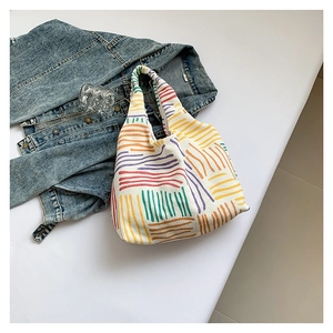 Trendige minimalistische gestreifte Stofftasche mit bunten handgemalten Mustern für 2024
