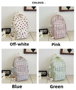 Vue macro de sacs à dos en velours côtelé avec quatre motifs à carreaux et fraises