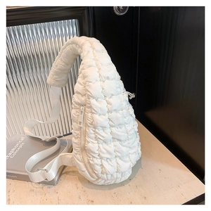 Sac bandoulière minimaliste en nylon matelassé blanc avec large bandoulière réglable