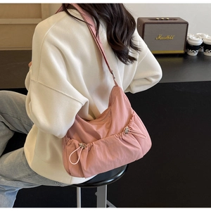 Detailansicht der rosa Nylon Hobo Umhängetasche mit Kordelzug und verstellbarem Riemen