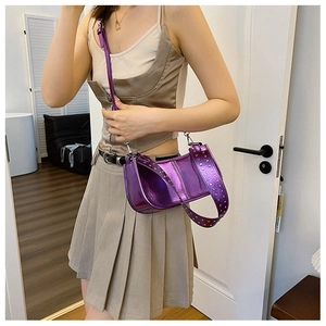 Détail du sac à main violet métallisé en cuir PU avec des rivets argentés sur la bandoulière