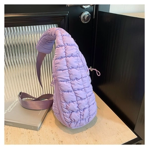 Sac bandoulière matelassé lilas minimaliste avec texture douce en nylon et sangle large