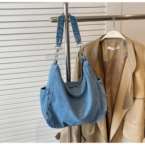 Hobo schoudertas van gewassen denim blauw met brede schouderband en een minimalistisch design