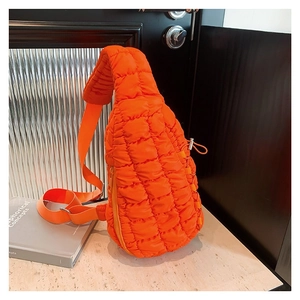 Sac bandoulière matelassé orange vif au style minimaliste avec sangle réglable