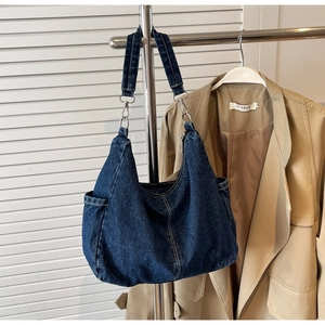 Donkerblauwe denim hobo schoudertas met contraststiksels en zilveren metalen details