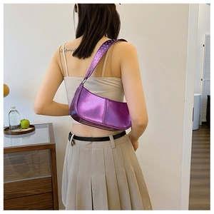 Détail du sac à bandoulière en cuir PU violet métallisé avec rivets argentés