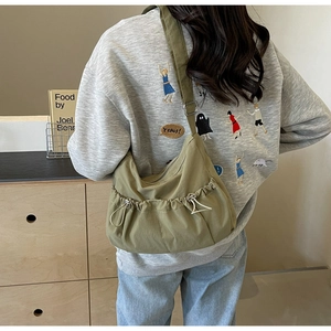 Detailansicht der khakifarbenen Segeltuchtasche mit Kordelzugtasche und Gurtband