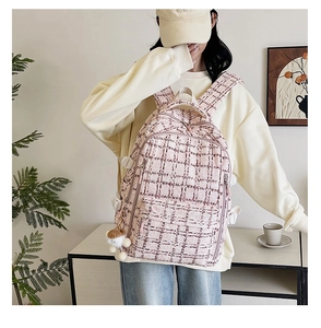 Sac à dos en velours côtelé rose avec boucle latérale et breloque en peluche champignon