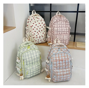 Détail de quatre sacs à dos en velours côtelé colorés avec des charms de champignons