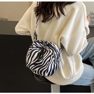 Détail du sac bandoulière en toile à motif zèbre avec bandoulière réglable
