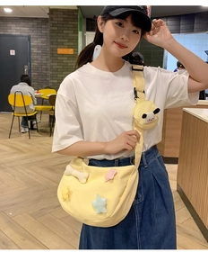 Détail d'un sac bandoulière en nylon jaune vif avec des charms étoiles en peluche au café